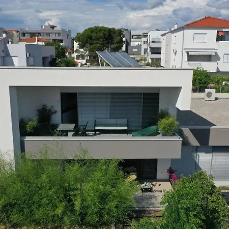 Astarte, Διαμέρισμα