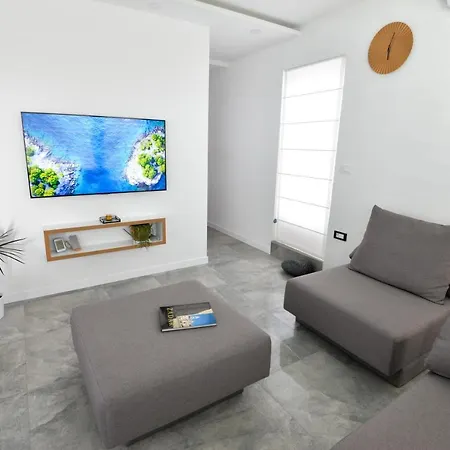 Astarte, Appartement *